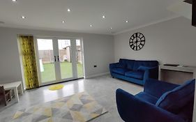 Elegant 3-Bedroom Home, Sleeps Up To 5 Guest.